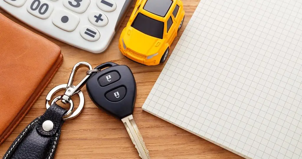 car keys beside notepad and calculator