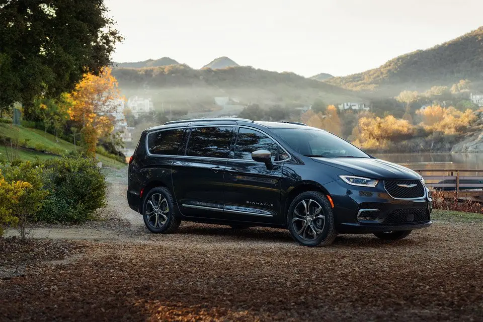 Minivan - 2021 Chrysler Pacifica Exterior