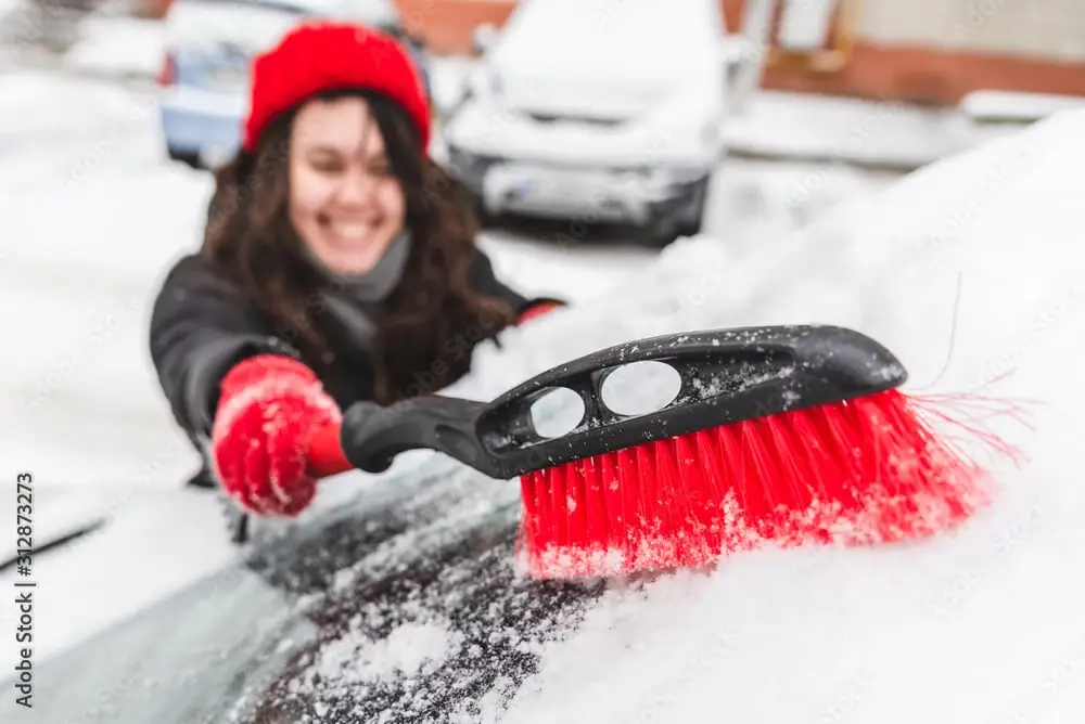 remove snow from car windshield